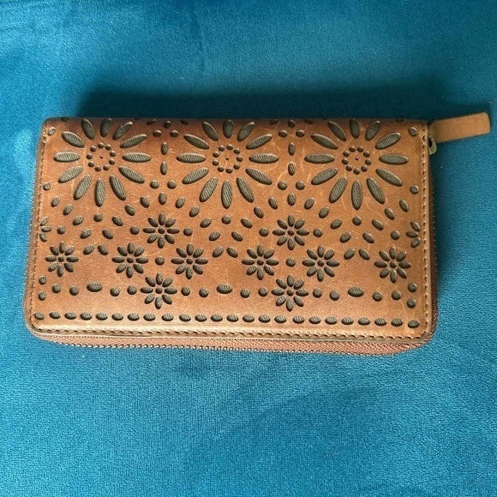 ✨NEW Leather Brown woven Floral Cutout Women's Wallet - Picture 1 of 11